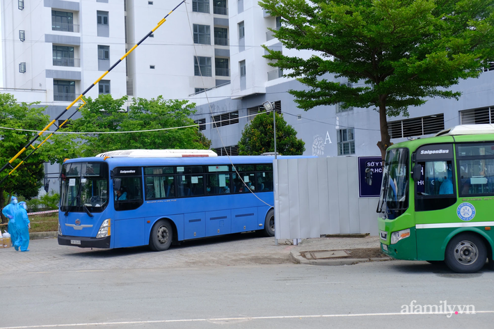 TP.HCM: Bác sĩ đấm bóp, tận dụng hầm xe thiết lập phòng cấp cứu cho bệnh nhân COVID-19 - Ảnh 3.