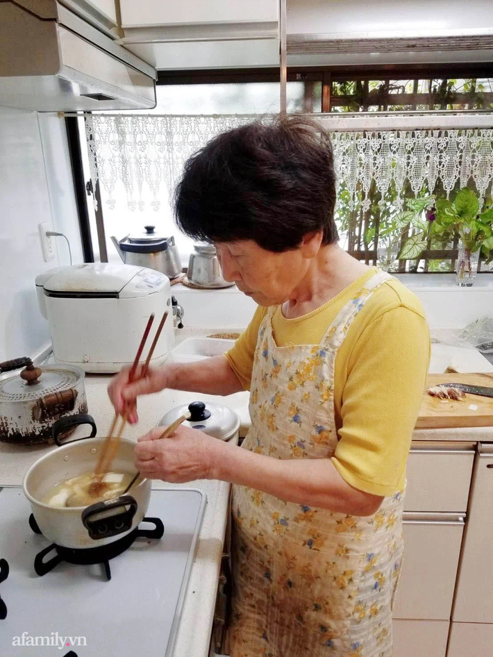 Mẹ chồng Nhật nấu cơm cữ hơn chục món cho nàng dâu Việt, ăn đồ lạnh, đồ sống thoải mái, có 1 món gây bất ngờ  - Ảnh 1.