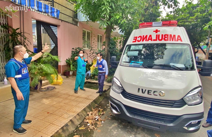 Bác sĩ Sài Gòn quên Lễ 2/9, vào tận nhà khám bệnh, tiêm vắc xin COVID-19 cho bà cụ nằm liệt giường và sản phụ - Ảnh 3.