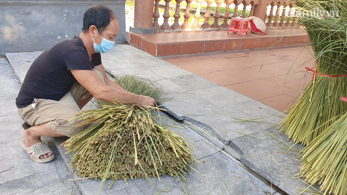 Rơm khô, cói là nguyên liệu