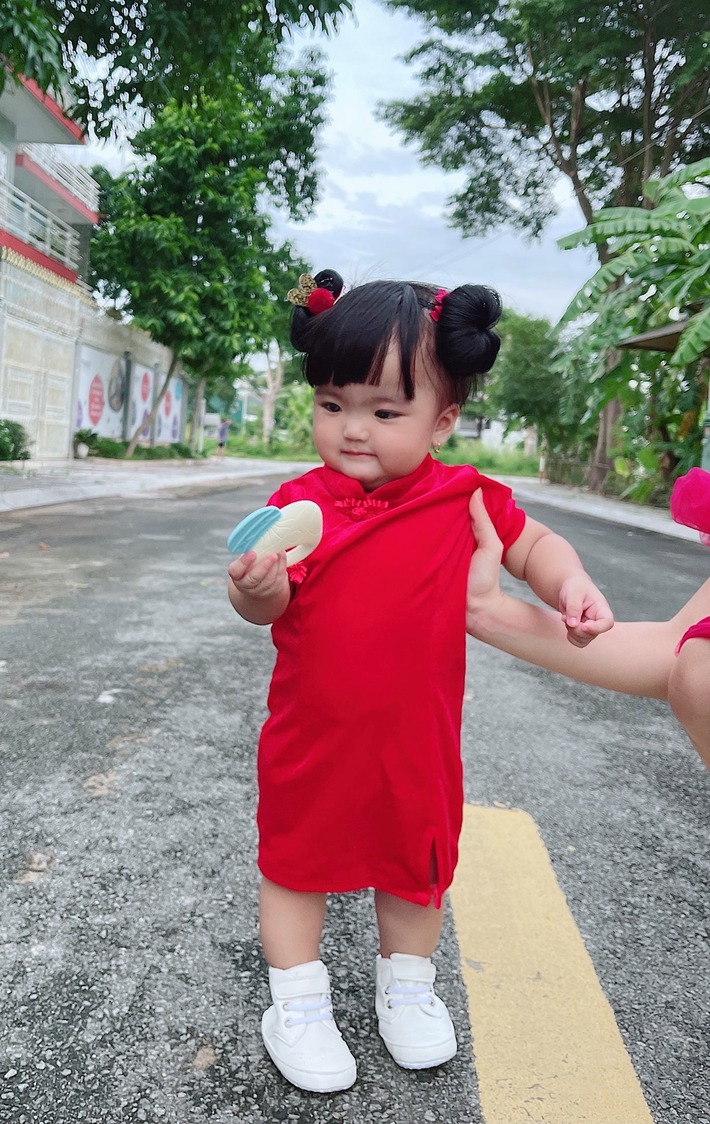 Diện mạo đáng yêu và điệu đà của con gái Mạc Văn Khoa dù từng bị chê bai ngoại hình - Ảnh 2.