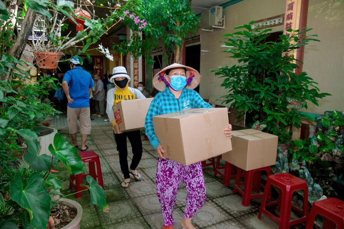 Ca sĩ Hà Phương được ông xã tỷ phú ủng hộ làm điều này giữa mùa dịch - Ảnh 4.