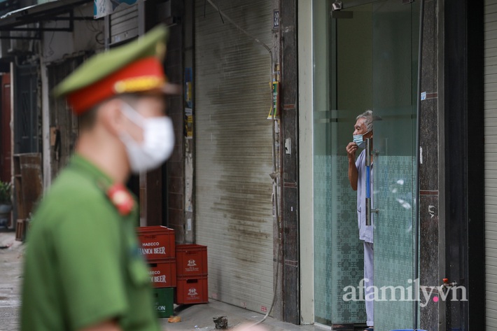 Hà Nội: Phong tỏa khu dân cư 4.000 dân vì người phụ nữ bán bún ốc online dương tính SARS-CoV-2 - Ảnh 2.