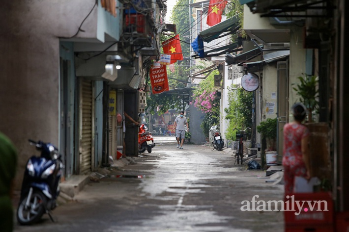 Hà Nội: Phong tỏa khu dân cư 4.000 dân vì người phụ nữ bán bún ốc online dương tính SARS-CoV-2 - Ảnh 4.