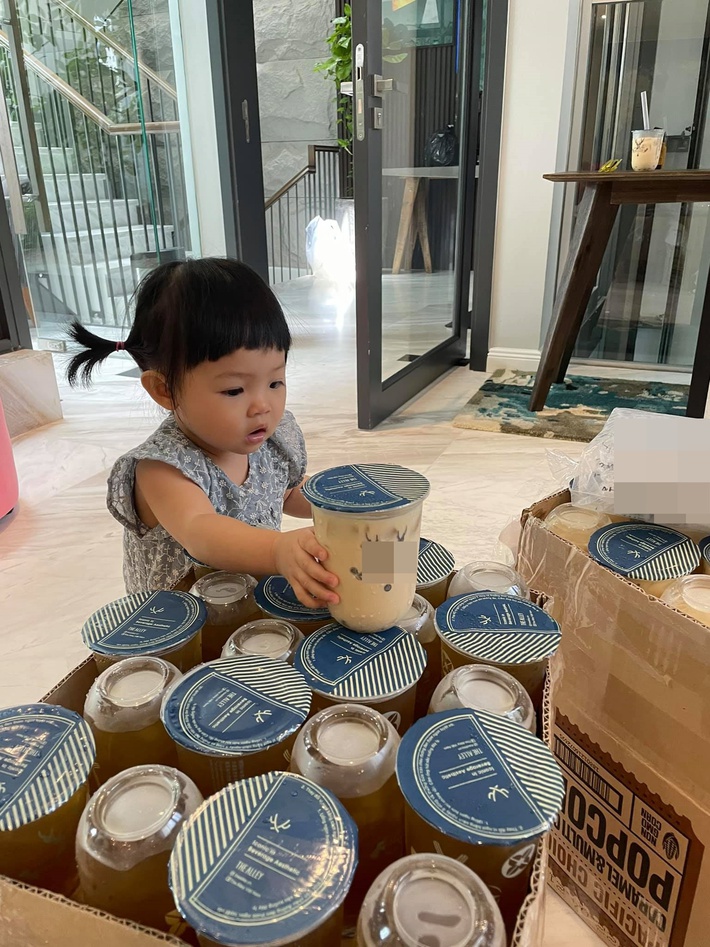 Cả nhà Cường Đô La đang bận rộn chuẩn bị đồ ăn hỗ trợ mùa dịch nhưng con gái cưng Suchin vừa xuất hiện là gây chú ý ngay - Ảnh 5.