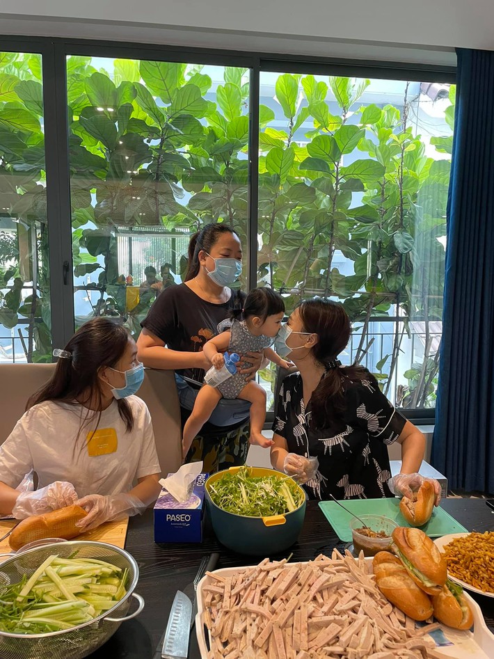 Cả nhà Cường Đô La đang bận rộn chuẩn bị đồ ăn hỗ trợ mùa dịch nhưng con gái cưng Suchin vừa xuất hiện là gây chú ý ngay - Ảnh 2.