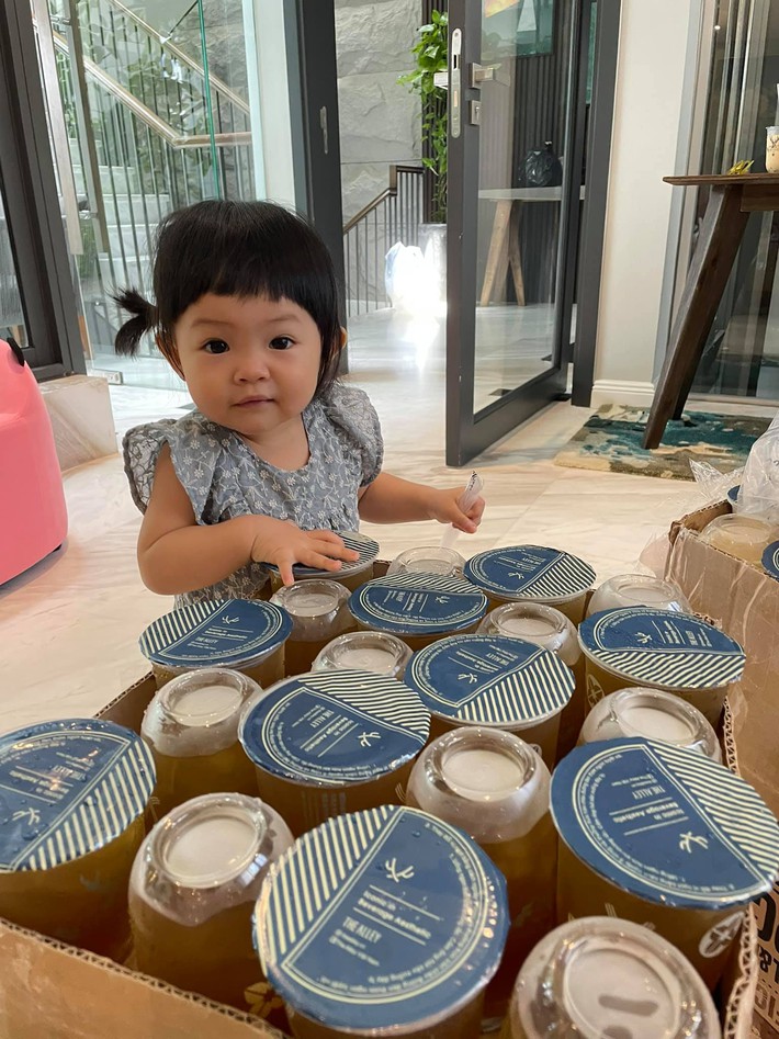Cả nhà Cường Đô La đang bận rộn chuẩn bị đồ ăn hỗ trợ mùa dịch nhưng con gái cưng Suchin vừa xuất hiện là gây chú ý ngay - Ảnh 4.