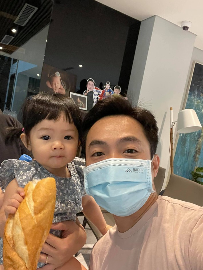 Cả nhà Cường Đô La đang bận rộn chuẩn bị đồ ăn hỗ trợ mùa dịch nhưng con gái cưng Suchin vừa xuất hiện là gây chú ý ngay - Ảnh 3.