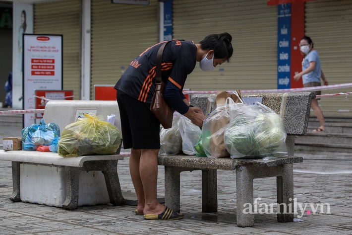 Hà Nội: Cư dân bức xúc vì bị “cấm cửa” không cho ra ngoài đi chợ, mua đồ dùng thiết yếu, đi mua thuốc chỉ được đi 30 phút - Ảnh 2.