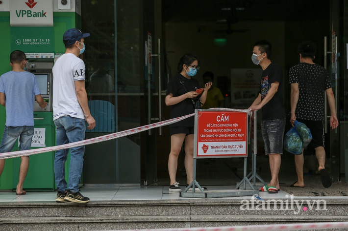 Hà Nội: Cư dân bức xúc vì bị “cấm cửa” không cho ra ngoài đi chợ, mua đồ dùng thiết yếu, đi mua thuốc chỉ được đi 30 phút - Ảnh 4.