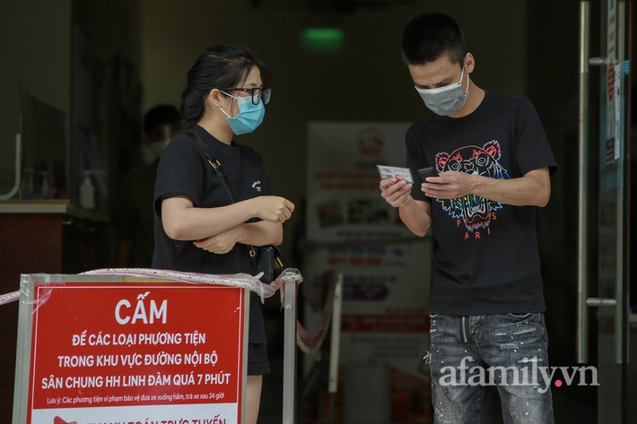 Hà Nội: Cư dân bức xúc vì bị “cấm cửa” không cho ra ngoài đi chợ, mua đồ dùng thiết yếu, đi mua thuốc chỉ được đi 30 phút - Ảnh 5.
