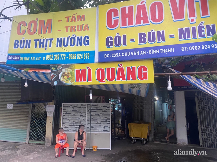 Ngày đầu tiên TP.HCM cho hàng quán ăn uống hoạt động trở lại: Các quán bún bò, phở, cháo vịt vẫn đóng cửa đìu hiu - Ảnh 4.