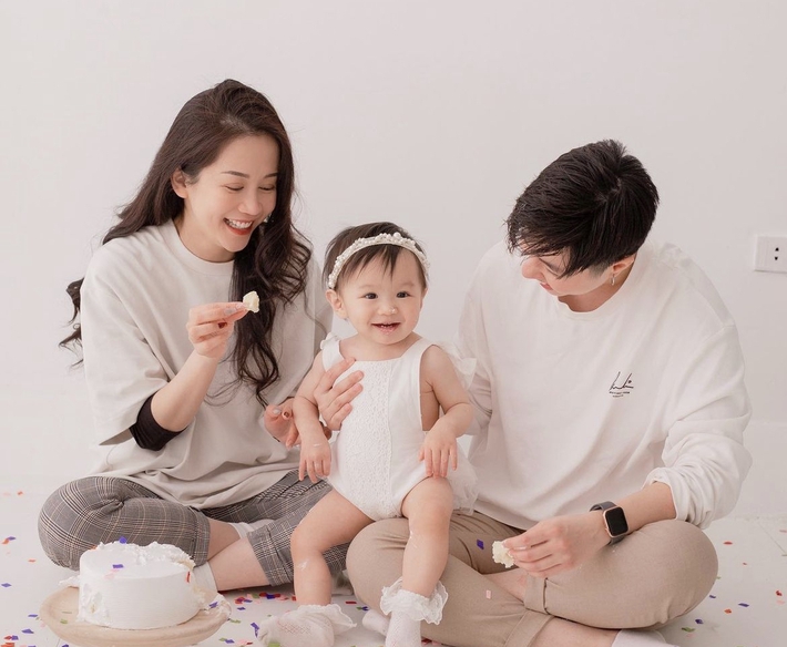 Cuộc sống của 2 gia đình Vbiz: An Nguy sinh con gái ở Mỹ, cặp đôi sao Việt cùng lên chức bố bỉm sữa - Ảnh 9.