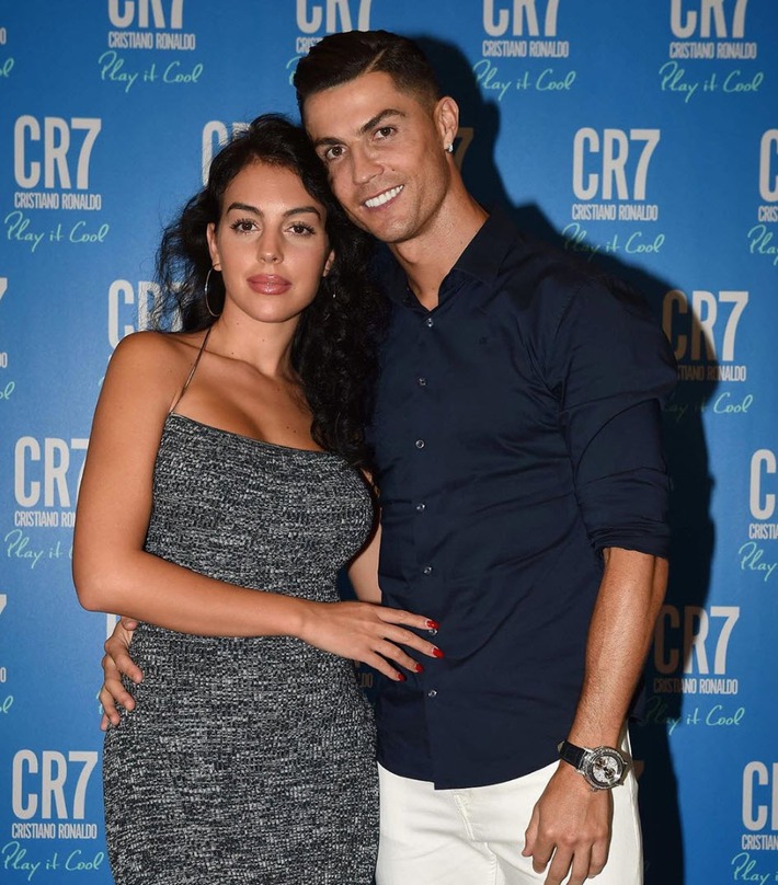Bạn gái Cristiano Ronaldo: Bị đuổi việc ngay khi lộ chuyện hẹn hò siêu cầu thủ, tưởng đã có 