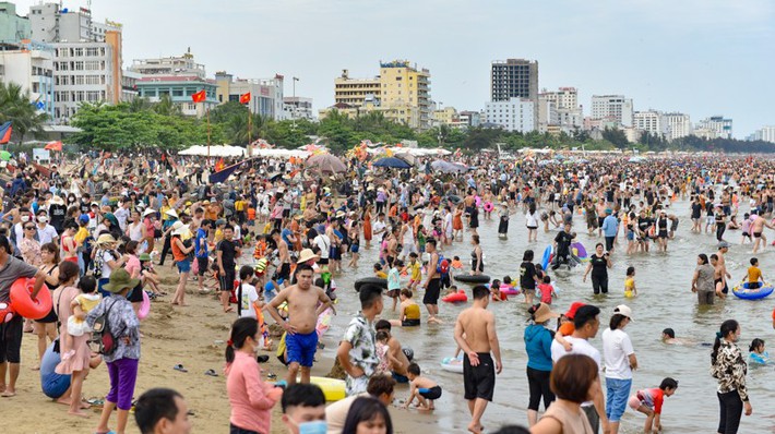 Biển người đổ xô về Sầm Sơn tắm biển ngày đầu tiên nghỉ lễ 30-4, 1-5 - Ảnh 4. Biển người đổ xô về Sầm Sơn tắm biển ngày đầu tiên nghỉ lễ 30-4, 1-5 - Ảnh 4.