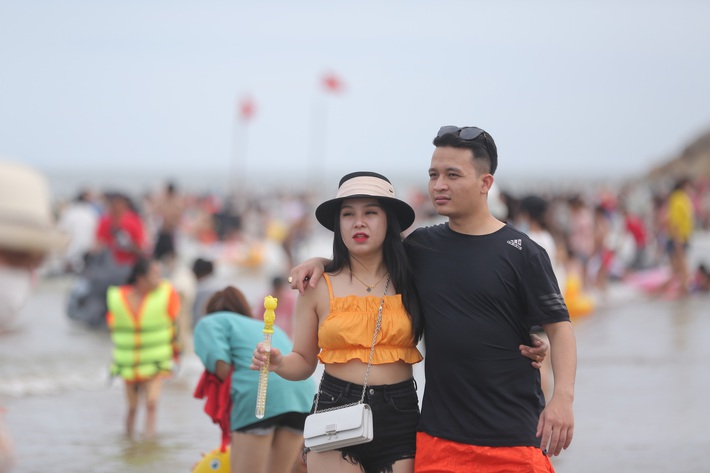 Biển người đổ xô về Sầm Sơn tắm biển ngày đầu tiên nghỉ lễ 30-4, 1-5 - Ảnh 6. Biển người đổ xô về Sầm Sơn tắm biển ngày đầu tiên nghỉ lễ 30-4, 1-5 - Ảnh 6.