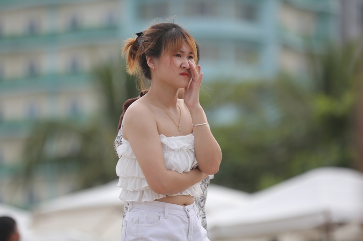 Biển người đổ xô về Sầm Sơn tắm biển ngày đầu tiên nghỉ lễ 30-4, 1-5 - Ảnh 10. Biển người đổ xô về Sầm Sơn tắm biển ngày đầu tiên nghỉ lễ 30-4, 1-5 - Ảnh 10.