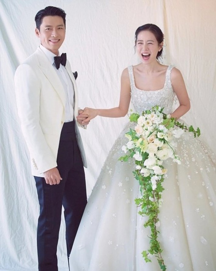 Thiên tài thời trang đứng sau những chiếc váy cưới giá nửa tỷ VNĐ của Ngô Thanh Vân và Son Ye Jin: Tự học may vá từ 9 tuổi, xây biệt phủ 20 triệu USD xịn như resort - Ảnh 3.