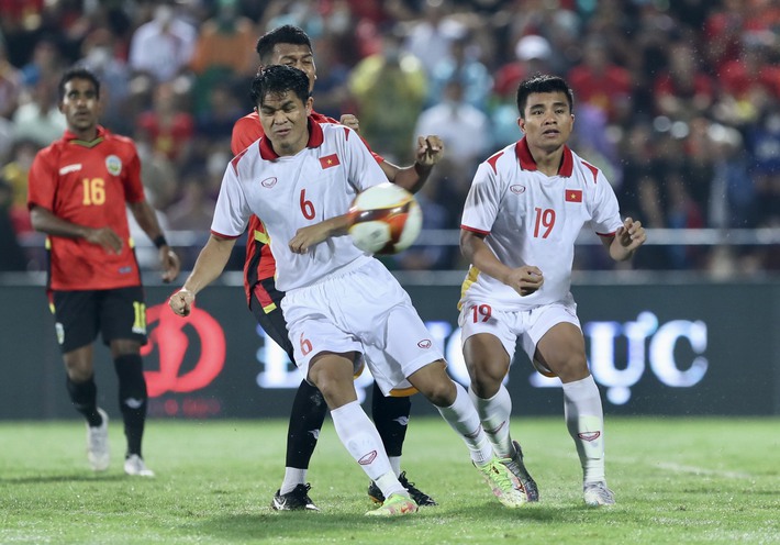 Winning gently U23 Timor Leste 2-0, U23 Vietnam entered the semi-finals with first place in the table - Photo 1.