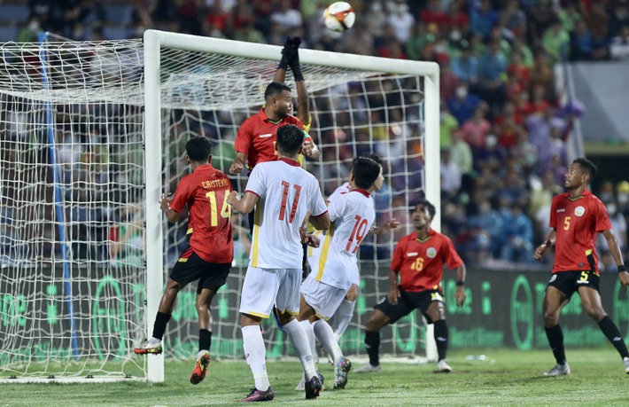 Winning gently U23 Timor Leste 2-0, U23 Vietnam entered the semi-finals with first place in the table - Photo 6.