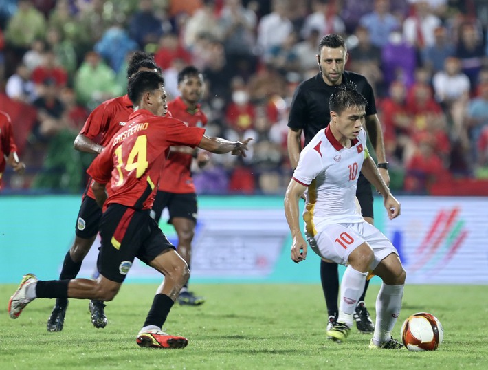 Winning gently U23 Timor Leste 2-0, U23 Vietnam entered the semi-finals with first place in the table - Photo 4.