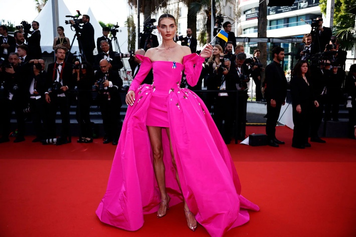 Siêu thảm đỏ Cannes 2022: Naomi Campbell lộng lẫy tựa nữ hoàng, Kristen Stewart và Thang Duy đẹp hoàn mỹ vẫn chịu cảnh lép vế - Ảnh 26.