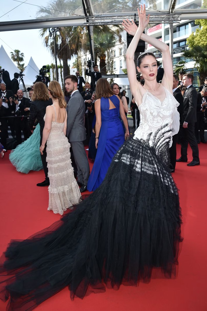 Siêu thảm đỏ Cannes 2022: Naomi Campbell lộng lẫy tựa nữ hoàng, Kristen Stewart và Thang Duy đẹp hoàn mỹ vẫn chịu cảnh lép vế - Ảnh 25.