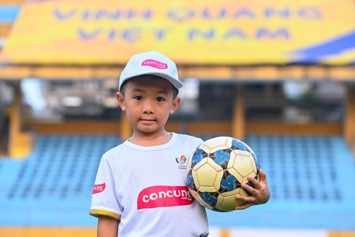 Tháp tùng U23 Việt Nam giành chiến thắng ngoạn mục trước Indonesia, con trai Văn Quyết chiếm trọn spotlight vì quá đáng yêu - Ảnh 2. Tháp tùng U23 Việt Nam giành chiến thắng ngoạn mục trước Indonesia, con trai Văn Quyết chiếm trọn spotlight vì quá đáng yêu - Ảnh 2.