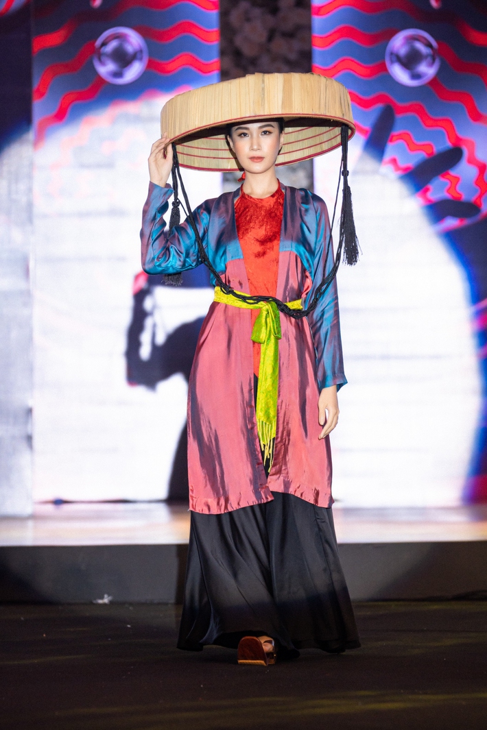 Promoting tourism culture through fashion at Vietnam International Fashion Tour - Photo 4.