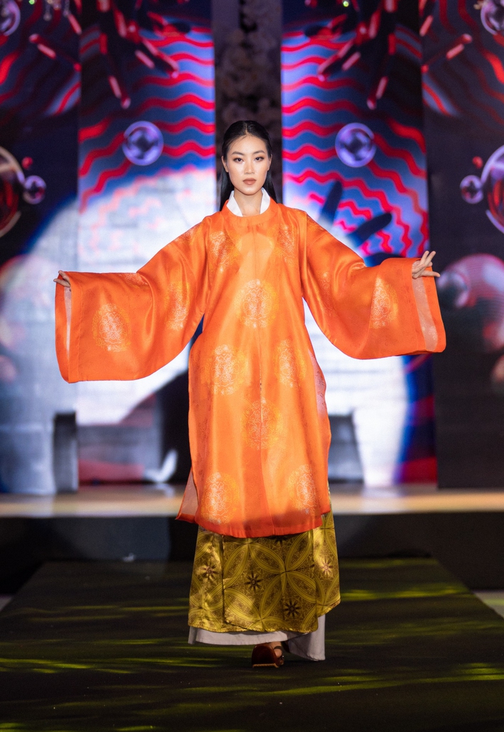 Promoting tourism culture through fashion at Vietnam International Fashion Tour - Photo 5.