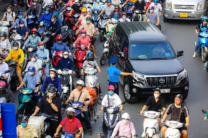 Vã mồ hôi qua đường Nguyễn Trãi sau 1 tháng thí điểm tách làn ô tô, xe máy