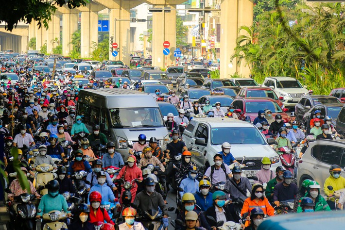 Vã mồ hôi qua đường Nguyễn Trãi sau 1 tháng thí điểm tách làn ô tô, xe máy