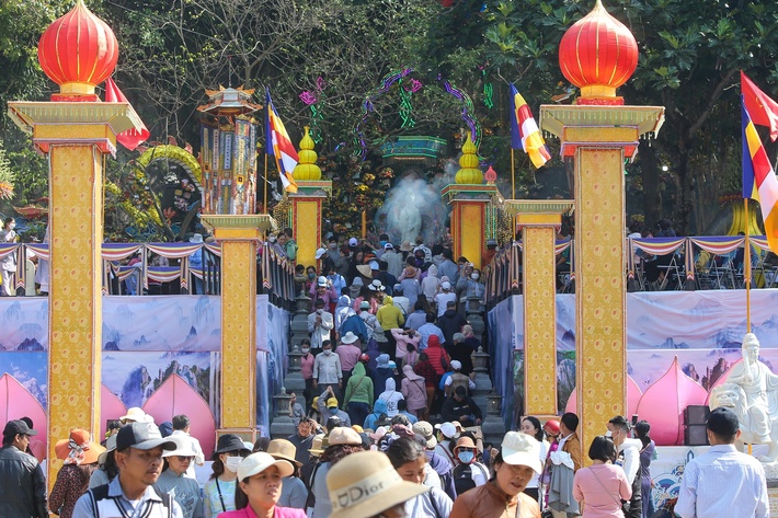 Hàng vạn người chen chân dự Lễ hội Quán Thế âm lớn nhất từ trước đến nay tại Đà Nẵng - Ảnh 1.