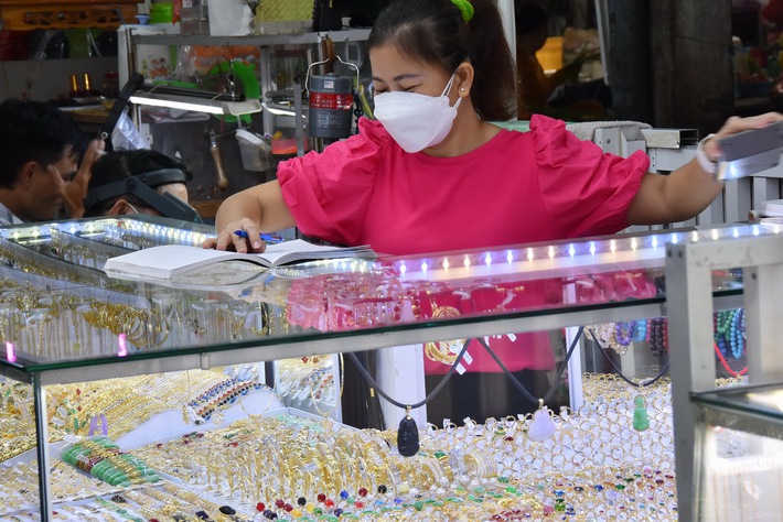Giá vàng hôm nay 22-3: Vàng SJC lao dốc - Ảnh 1. Giá vàng hôm nay 22-3: Vàng SJC lao dốc - Ảnh 1.