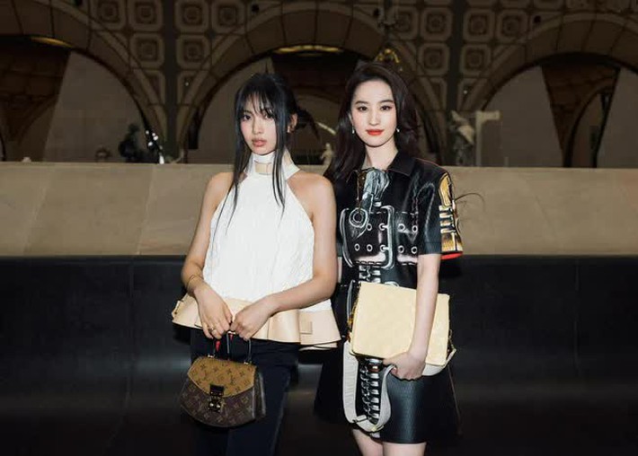 Lưu Diệc Phi đẹp phát sáng trong khung hình với Hyein (NewJeans), hơn đàn em 20 tuổi mà vẫn trẻ đừng hỏi - Ảnh 2.