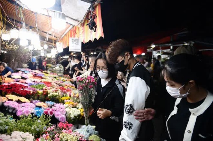 Biển người đổ về chợ hoa lớn nhất Hà Nội nhân dịp Quốc tế Phụ nữ 8/3 - Ảnh 5.