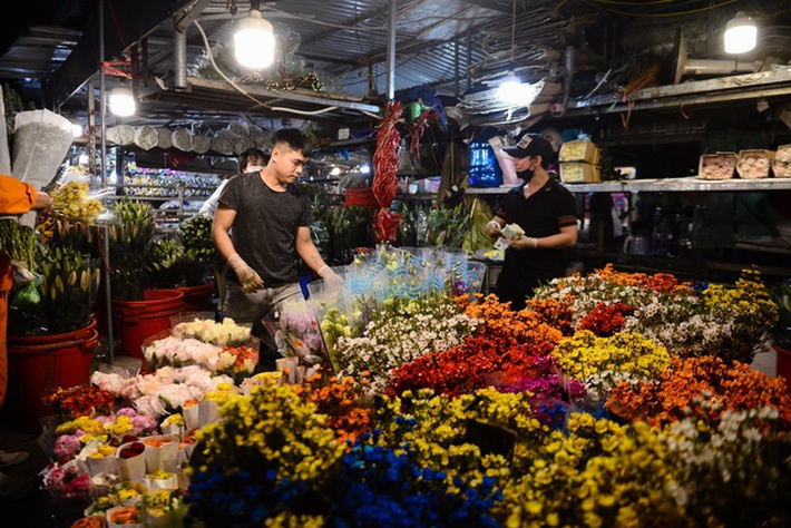 Biển người đổ về chợ hoa lớn nhất Hà Nội nhân dịp Quốc tế Phụ nữ 8/3 - Ảnh 4.