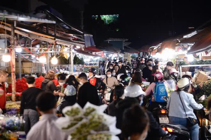 Biển người đổ về chợ hoa lớn nhất Hà Nội nhân dịp Quốc tế Phụ nữ 8/3 - Ảnh 1.