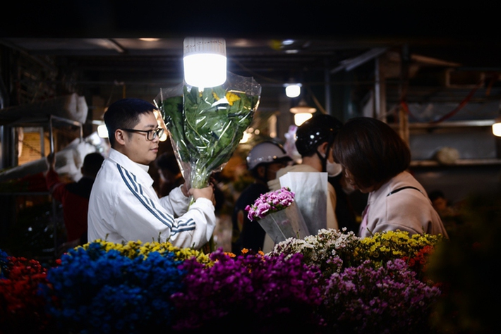 Biển người đổ về chợ hoa lớn nhất Hà Nội nhân dịp Quốc tế Phụ nữ 8/3 - Ảnh 12.