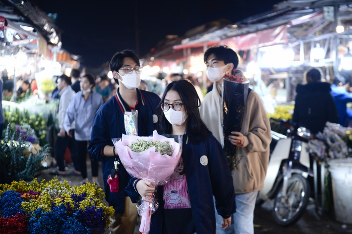 Biển người đổ về chợ hoa lớn nhất Hà Nội nhân dịp Quốc tế Phụ nữ 8/3 - Ảnh 10.