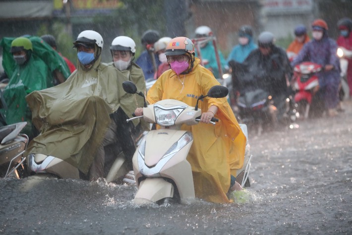 Nhiều tuyến đường tại TP HCM ngập sâu trong ngày đầu của đợt mưa diện rộng - Ảnh 2.