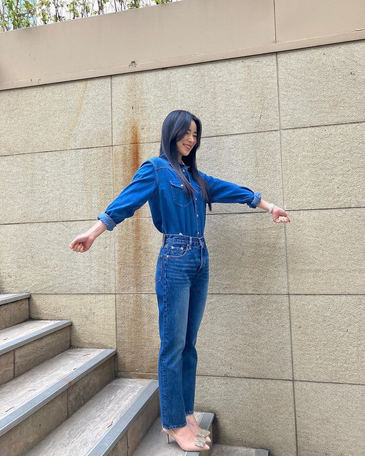 Cách bạn gái U35 của Lee Do Hyun hack tuổi: Tích cực diện quần jeans và áo sáng màu - Ảnh 6.