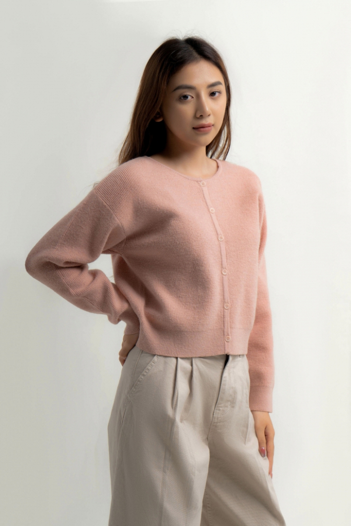 Cách bạn gái U35 của Lee Do Hyun hack tuổi: Tích cực diện quần jeans và áo sáng màu - Ảnh 9.