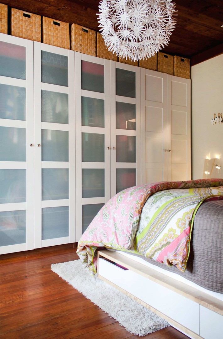 If you want a neat and aesthetically pleasing wardrobe right in the bedroom, take a look at these 9 special cases - Photo 5. If you want a neat and aesthetically pleasing wardrobe right in the bedroom, take a look at these 9 special cases - Photo 5.