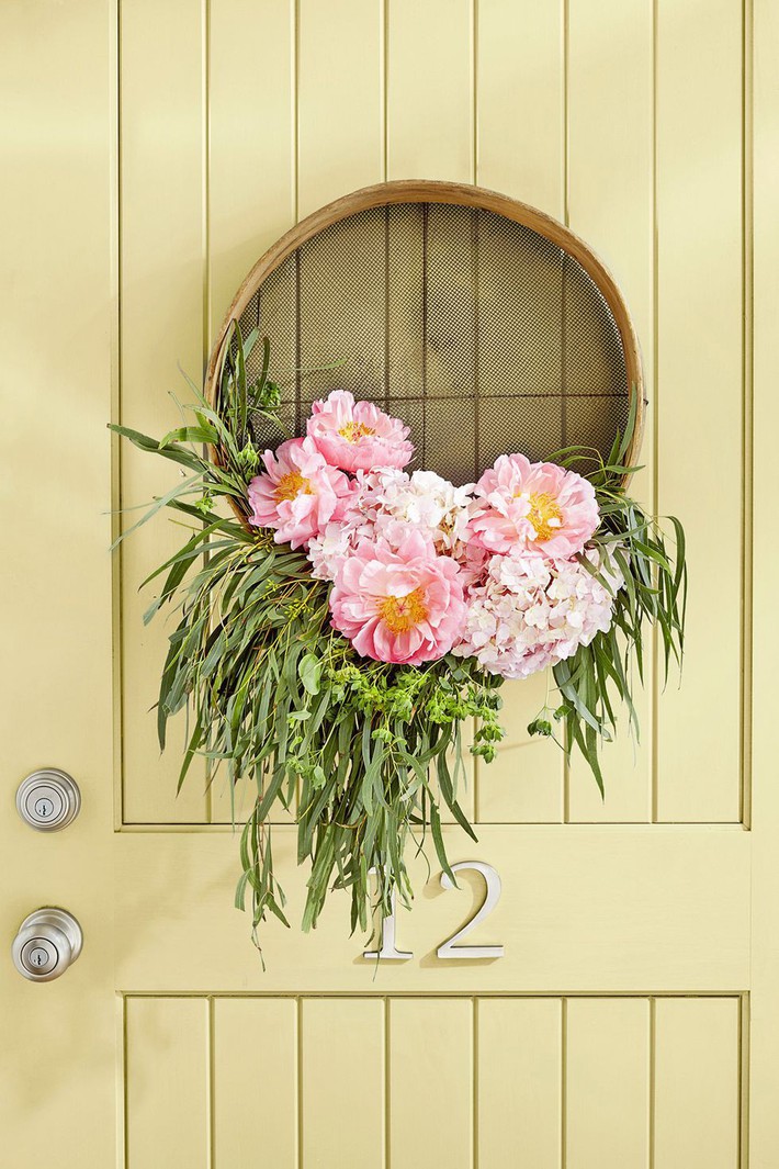 9 cách tận dụng đồ cũ làm hoa treo vừa xinh đẹp vừa tiết kiệm để trang trí trước cửa nhà   - Ảnh 2.