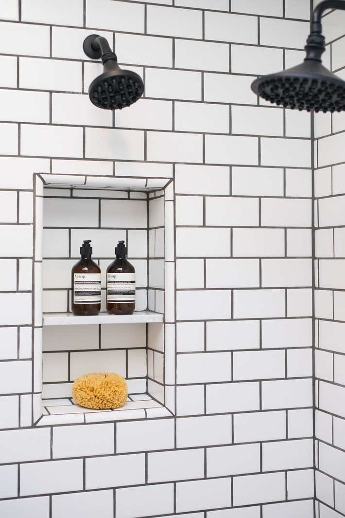 Cận cảnh 3 thiết kế phòng tắm được hồi sinh theo phong cách Tây Ban Nha thập niên 1930 nhờ các vật liệu công nghiệp - Ảnh 3.