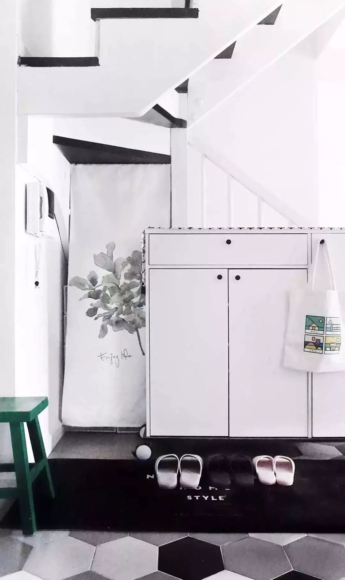 Ngôi nhà ống 50m² vừa tối vừa lạc hậu lột xác đẹp cá tính và hiện đại với màu đen trắng sau cải tạo - Ảnh 7. Ngôi nhà ống 50m² vừa tối vừa lạc hậu lột xác đẹp cá tính và hiện đại với màu đen trắng sau cải tạo - Ảnh 7.