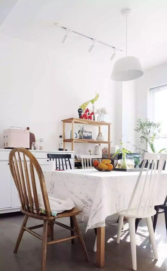 Ngôi nhà ống 50m² vừa tối vừa lạc hậu lột xác đẹp cá tính và hiện đại với màu đen trắng sau cải tạo - Ảnh 11. Ngôi nhà ống 50m² vừa tối vừa lạc hậu lột xác đẹp cá tính và hiện đại với màu đen trắng sau cải tạo - Ảnh 11.