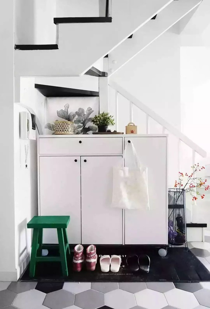 Ngôi nhà ống 50m² vừa tối vừa lạc hậu lột xác đẹp cá tính và hiện đại với màu đen trắng sau cải tạo - Ảnh 8. Ngôi nhà ống 50m² vừa tối vừa lạc hậu lột xác đẹp cá tính và hiện đại với màu đen trắng sau cải tạo - Ảnh 8.
