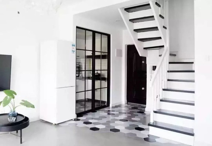 Ngôi nhà ống 50m² vừa tối vừa lạc hậu lột xác đẹp cá tính và hiện đại với màu đen trắng sau cải tạo - Ảnh 6. Ngôi nhà ống 50m² vừa tối vừa lạc hậu lột xác đẹp cá tính và hiện đại với màu đen trắng sau cải tạo - Ảnh 6.